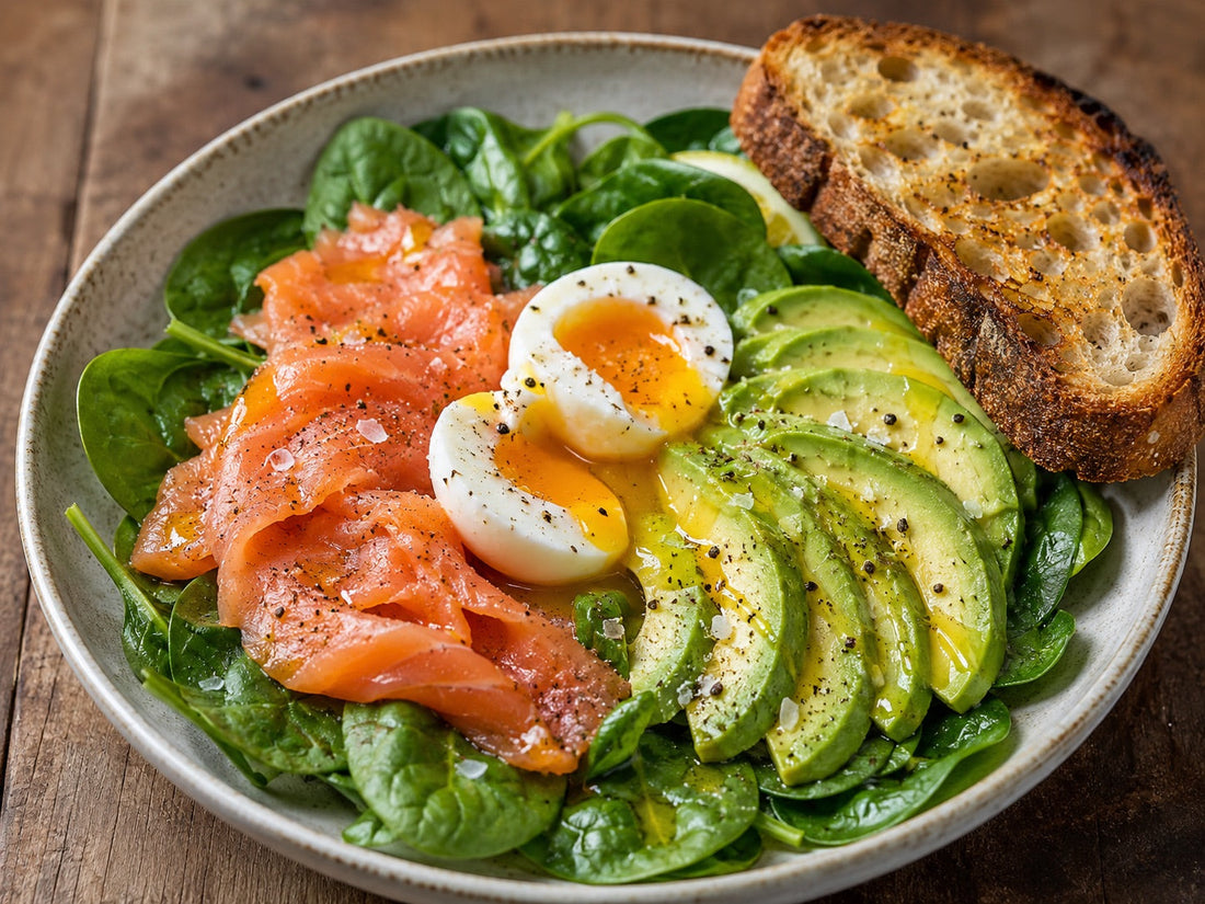Kallrökt lax med spenat, ägg och avokado i en skål