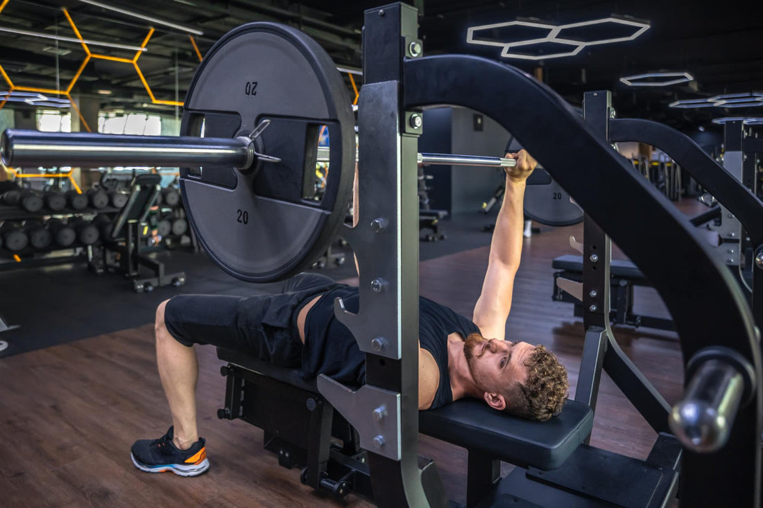 Kille kör reps på gymmet