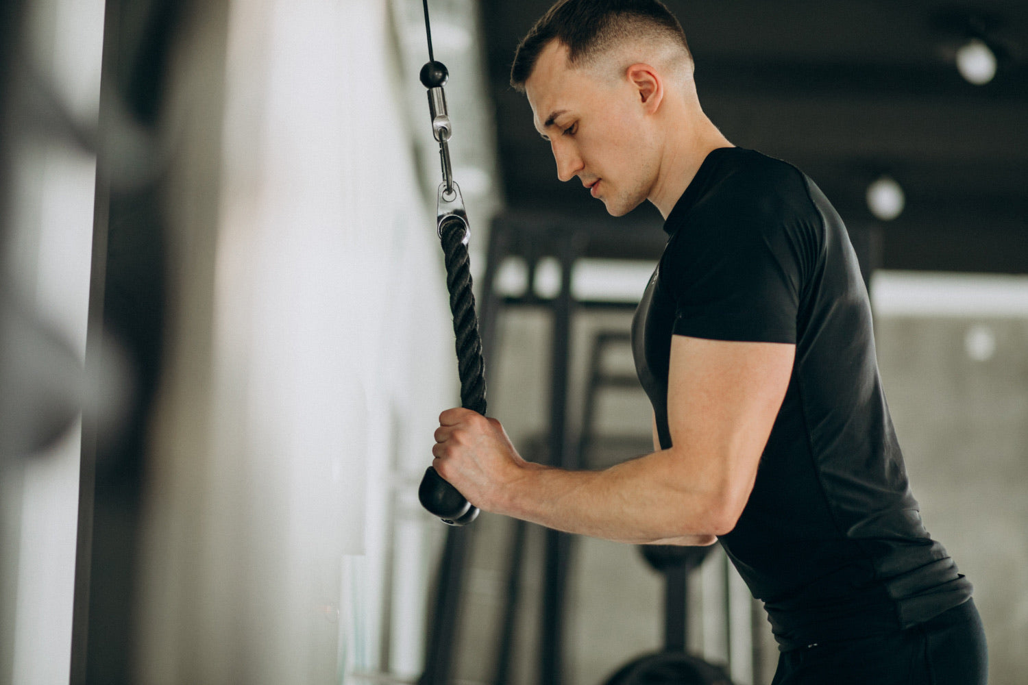 Kille tränar triceps på gymmet med excentrisk träning