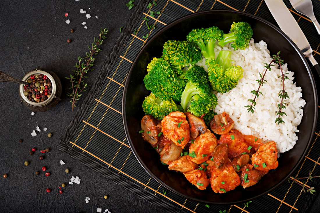 Nyttig kyckling med broccoli och ris i en skål