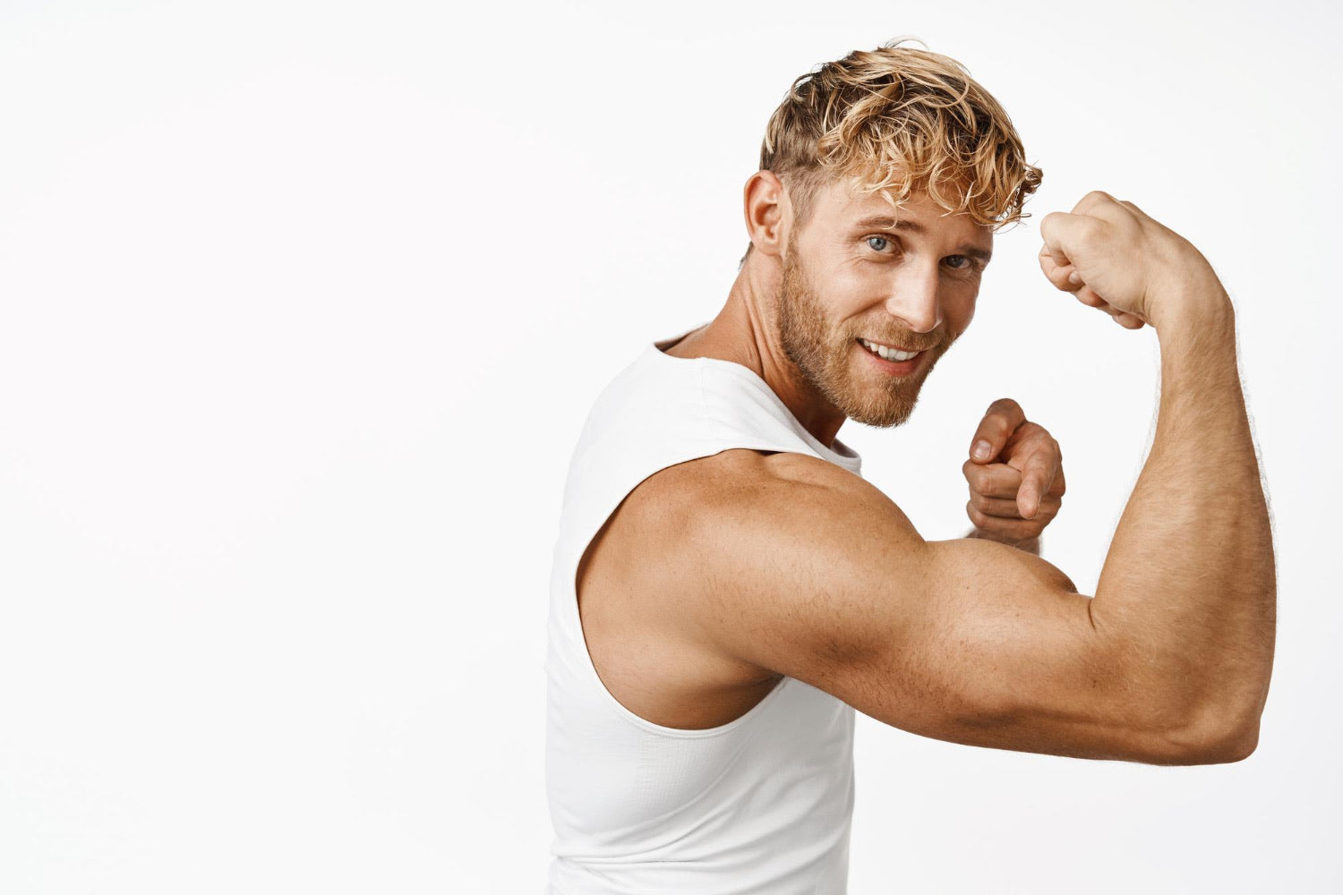 Vältränad man som flexar bicep muskel och visar att han bulkar
