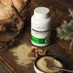 BioTechUSA Ashwagandha kapselburk med kapslar bredvid på träyta