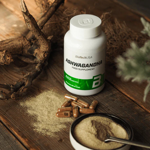 BioTechUSA Ashwagandha kapselburk med kapslar bredvid på träyta