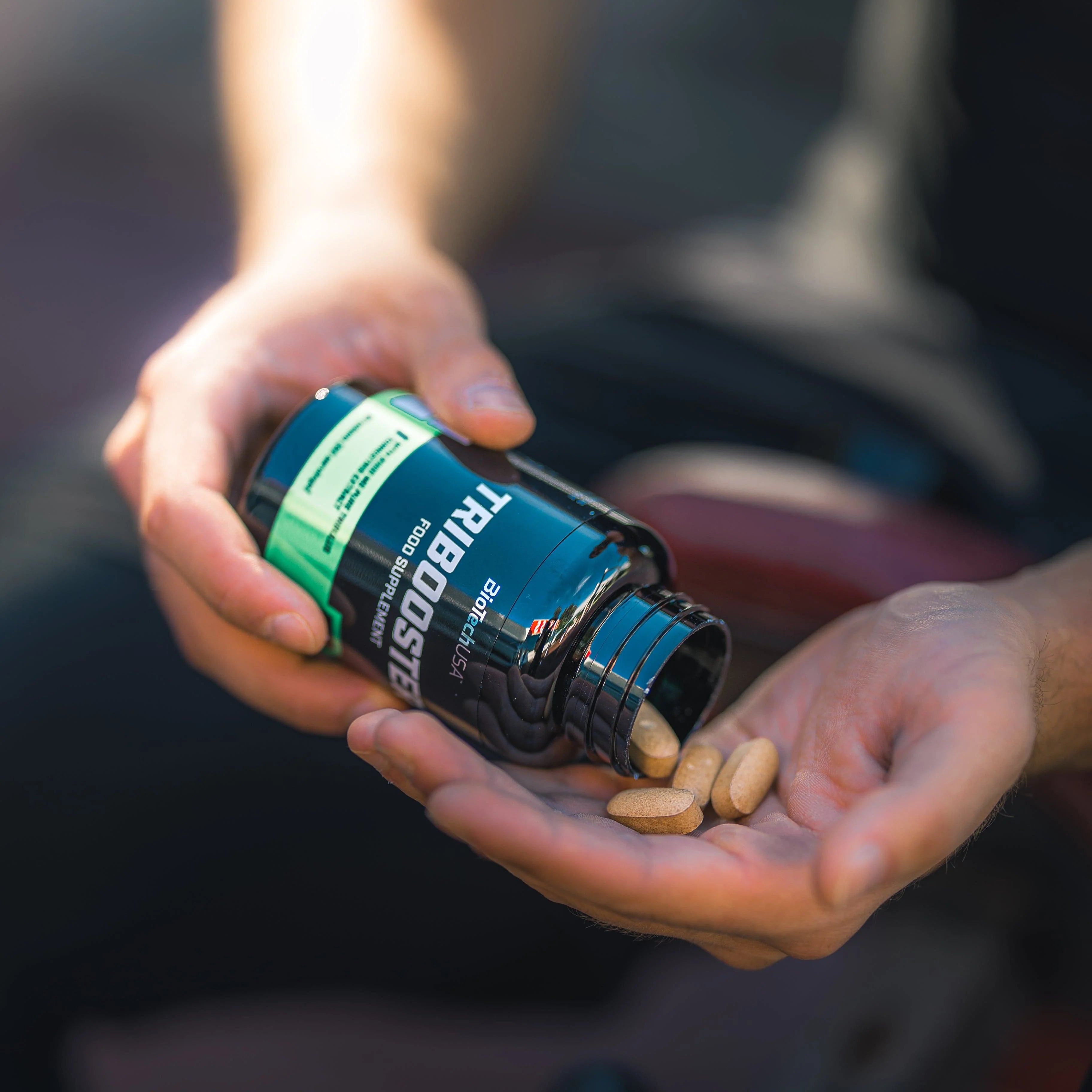 BioTechUSA Tribooster Testo 60 Tabletter hålls av kille