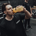 DY Nutrition Blood & Guts-flaska i handen, gul dryck
