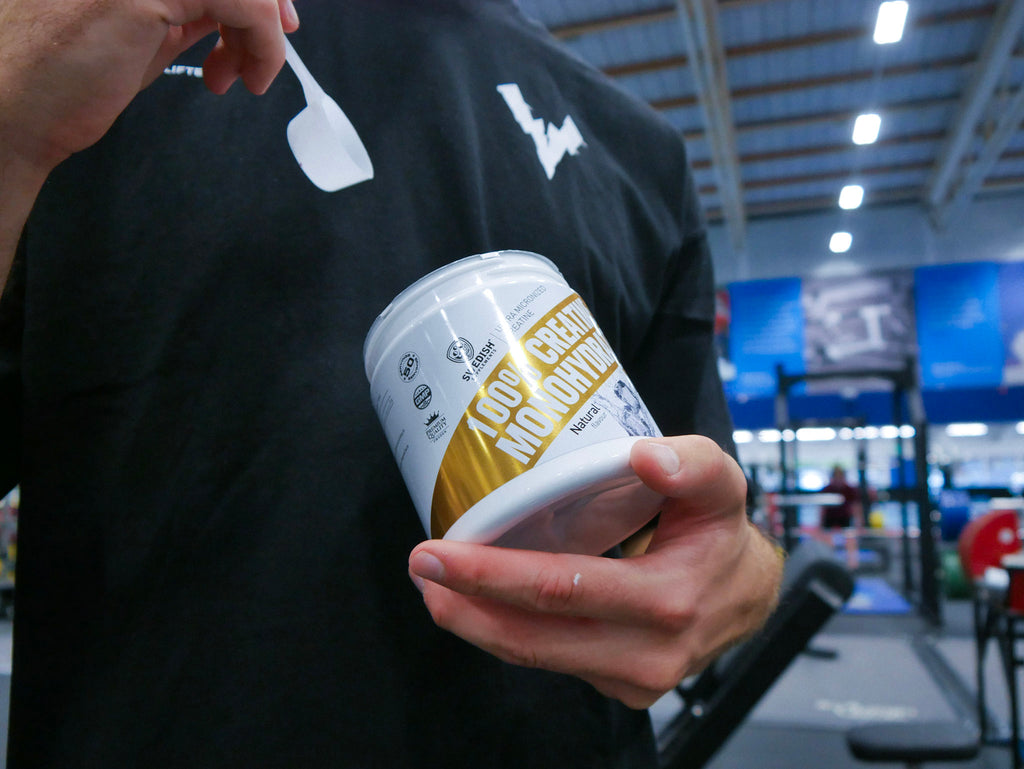 Kille håller i Swedish Supplements Creatine Monohydrate på Gymmet