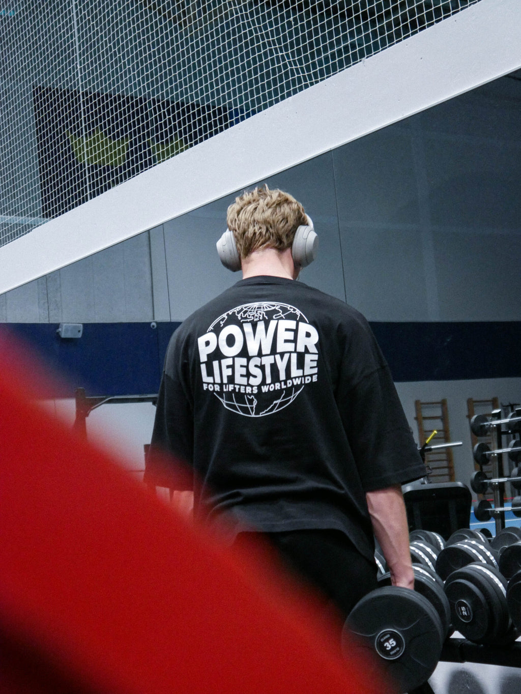 Atlet med Power Nutrition Global Tee svart på gymmet 