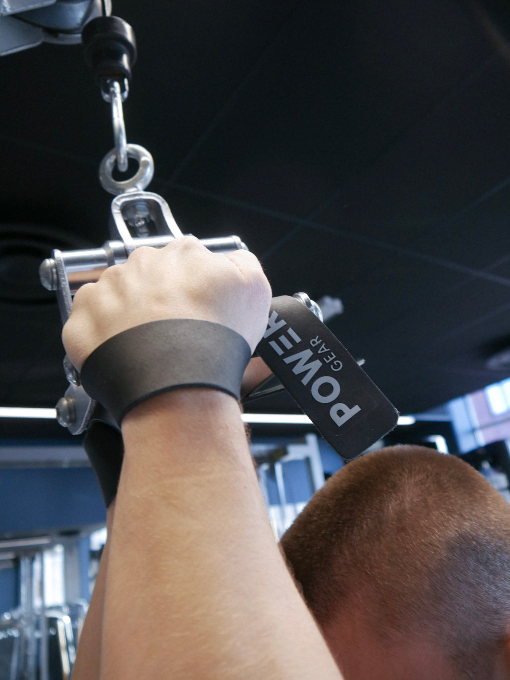 Power Gear Leather Lifting Straps Black på gymmet runt ett handtag