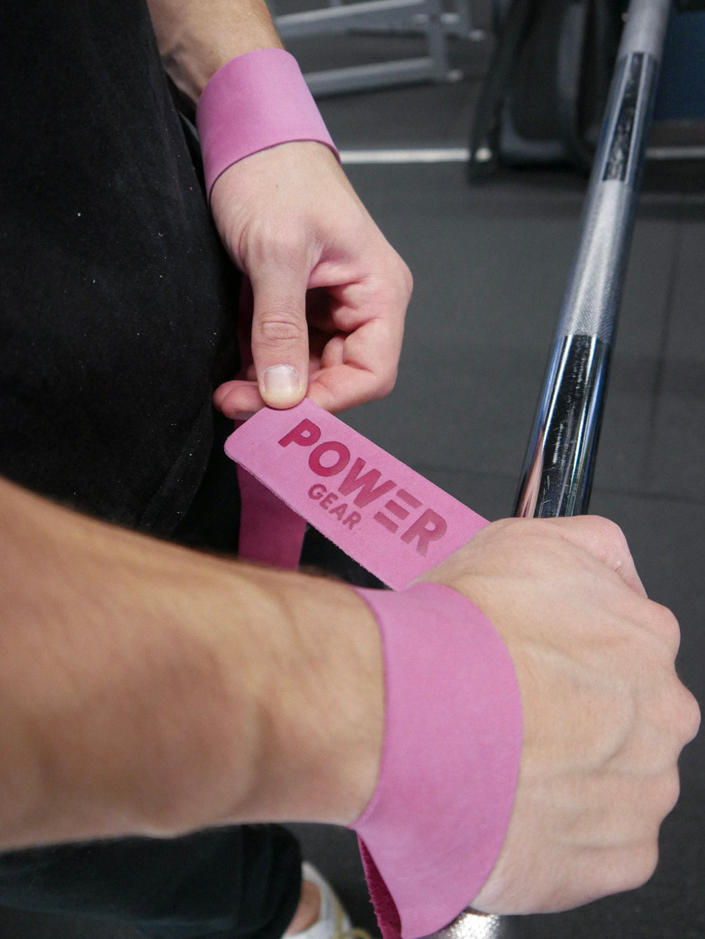 Power Gear Leather Lifting Straps Rosa på gymmet runt en skivstång