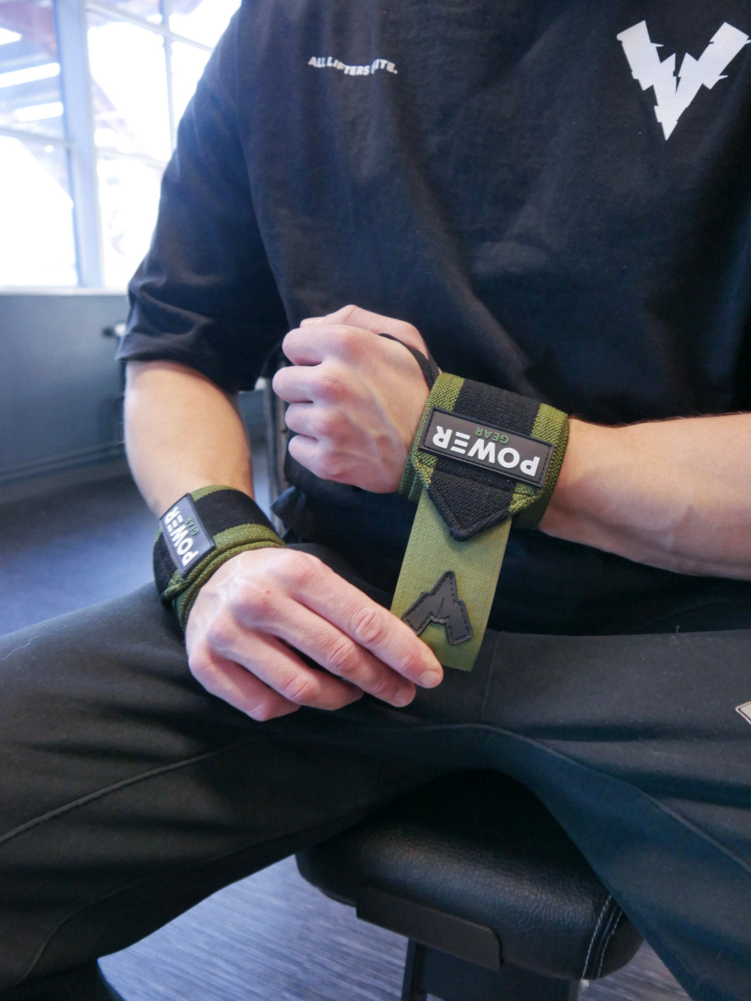 Power Gear Savage Wrist Wraps Army Green På en modell