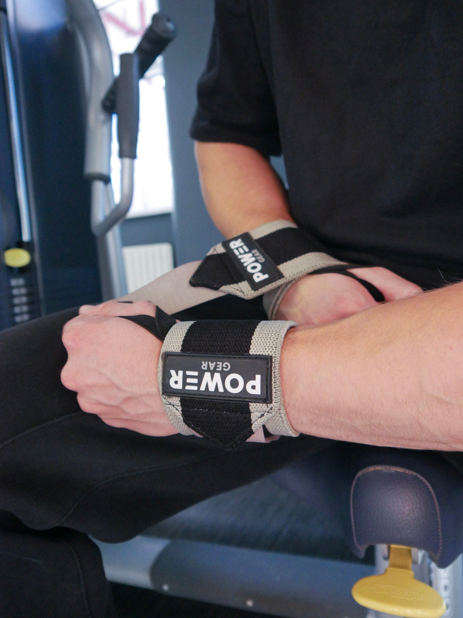Power Gear Savage Wrist Wraps Frosty White På en modell