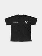Svart T-shirt med liten trycktext fram och V-formad logga på bröstet