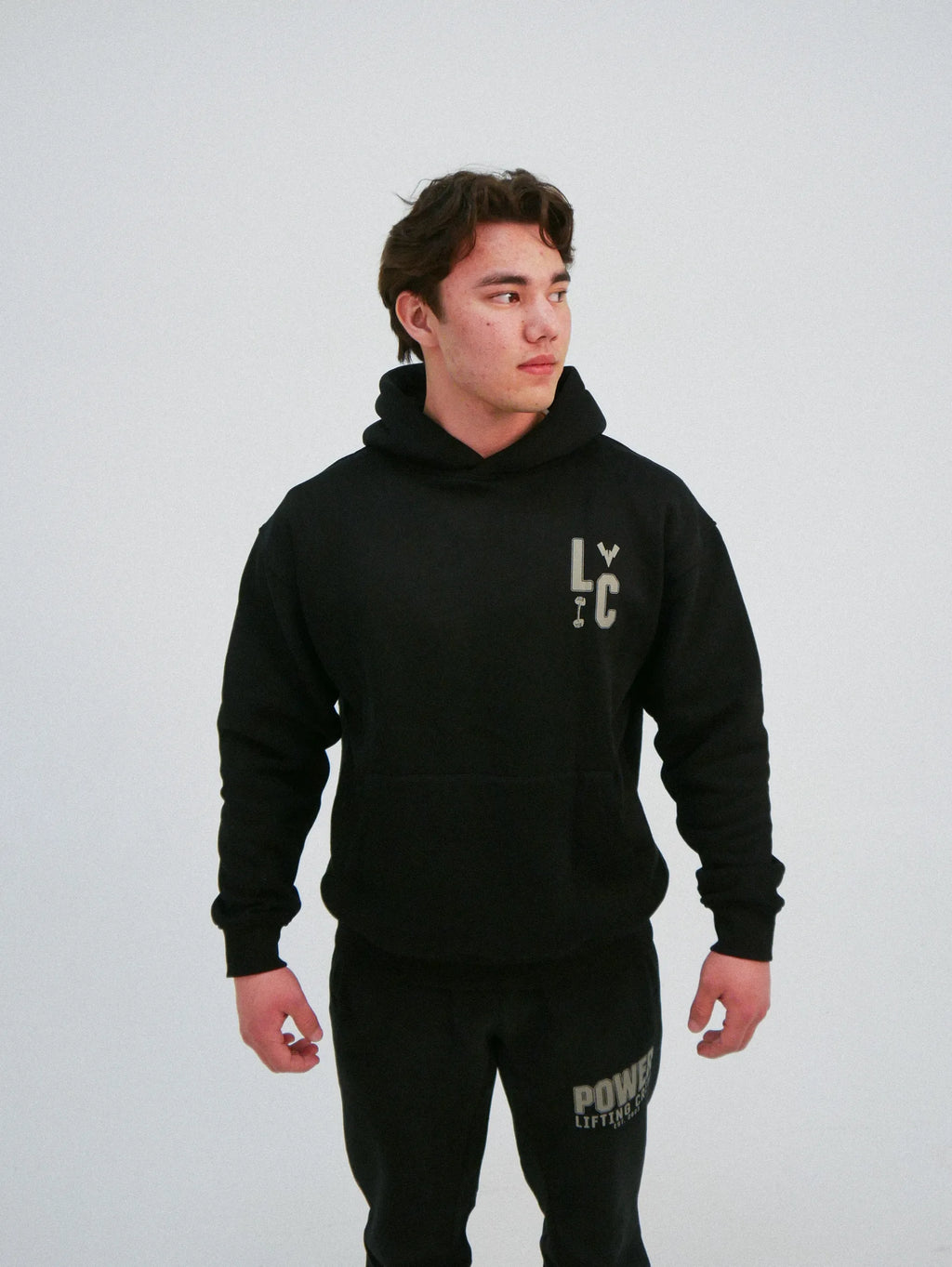 Svart hoodie med L:C-logga framtill och känguruficka