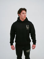 Svart hoodie med L:C-logga framtill och känguruficka