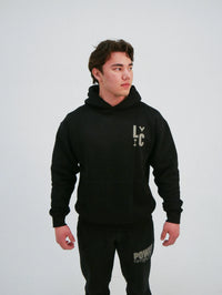 Svart hoodie med L:C-tryck på bröstet och känguruficka fram