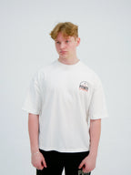 Vit t-shirt med rund logga på bröstet