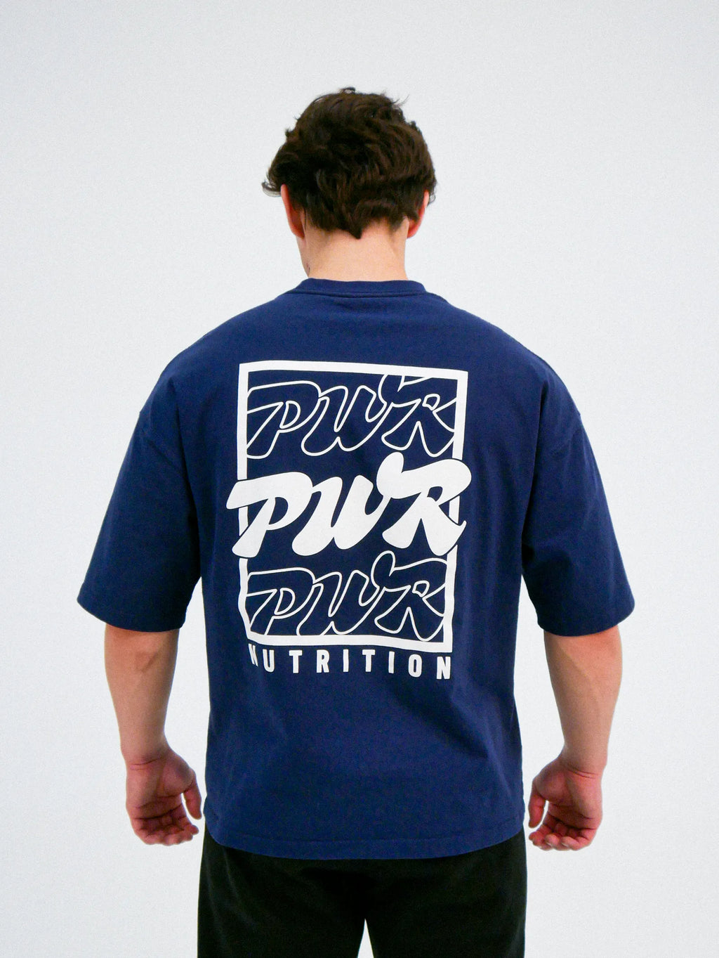 Power Nutrition Signature Tee Mörkblå Modellbild bakifrån