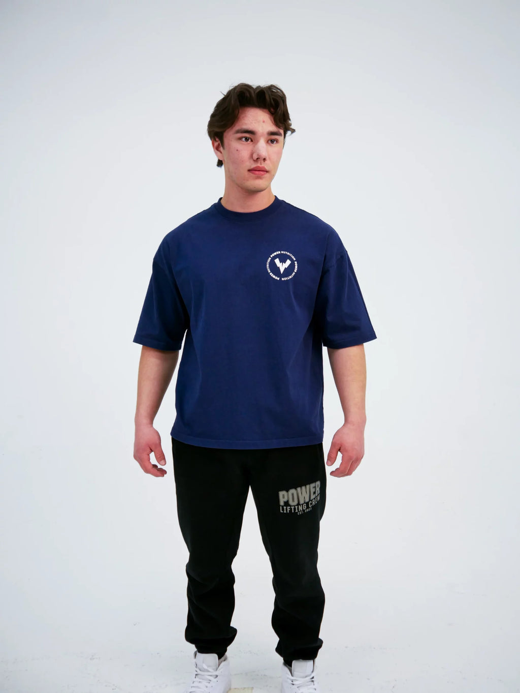 Power Nutrition Signature Tee Mörkblå Modellbild framifrån helkroppsbild