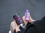 Power Nutrition kosttillskottsburk i svart med lila POWER-logga, i hand.
