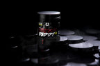 Svarta pre-workout-burkar, en i förgrunden och flera bakom