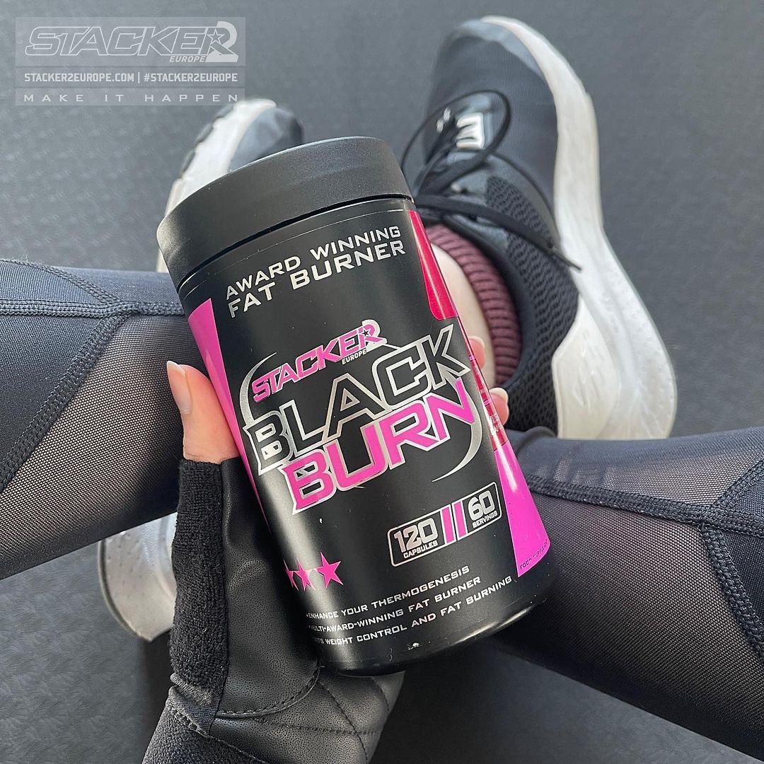 Tjej håller i Stacker2 Black Burn 120 Kapslar
