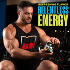 Burk med Redcon1 Total War preworkout, personen håller burken i handen